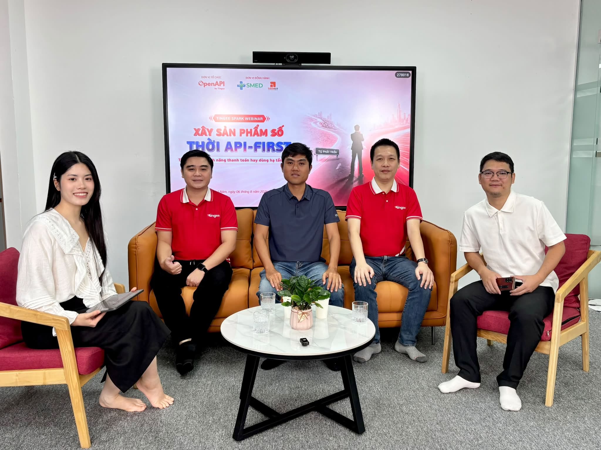 Webinar Xây sản phẩm số thời API-first: Tự phát triển tính năng thanh toán hay dùng hạ tầng có sẵn?